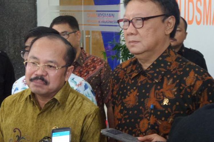 Ketua Ombudsman Amzulian Rifai dan Menteri Dalam Negeri Tjahjo Kumolo di Gedung Ombudsman Jakarta, Kamis (16/2/2017).