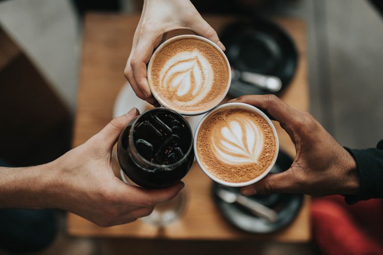 Hentikan pengonsumsian kopi jika efek samping kafein sudah mulai Anda rasakan.