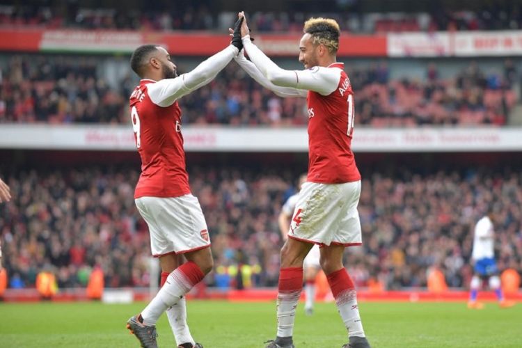 Alexandre Lacazette dan Pierre-Emerick Aubameyang berbagi kegembiraan seusai mencetak gol pada laga Arsenal vs Stoke City di Stadion Emirates, Minggu (1/3/2018). 