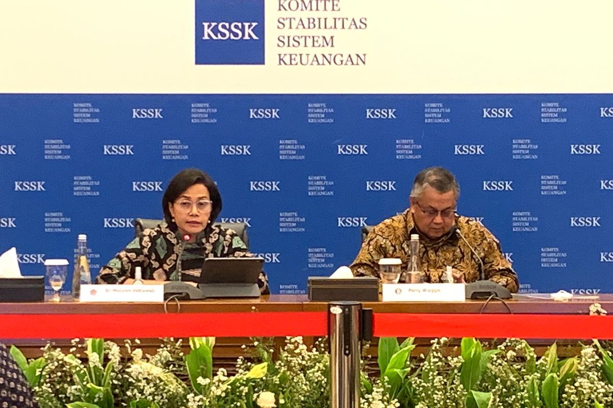 Menteri Keuangan Sri Mulyani Indrawati dan Gubernur Bank Indonesia Perry Warjiyo saat konferensi pers KSSK di Kantor Kemenkeu, Jakarta, Selasa (31/1/2023). 