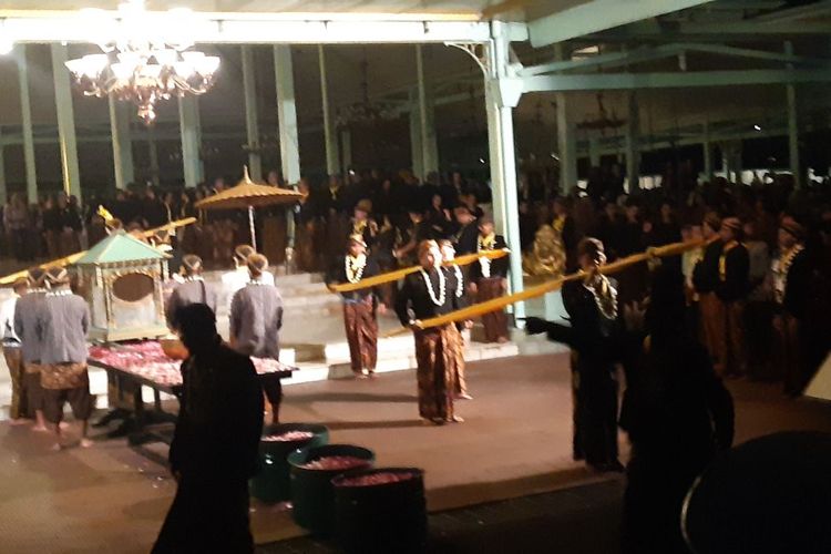 Mengintip Kirab Pusaka Malam 1 Suro Mangkunegaran Solo, Rombongan Dilarang 