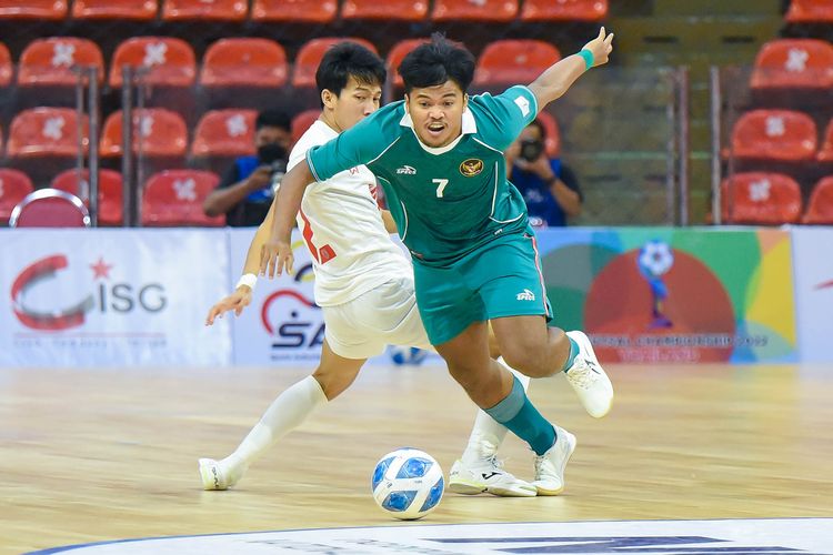 Aksi pemain timnas Indonesia Syauqi Saud Lubis dalam pertandingan semifinal Piala AFF Futsal 2022 melawan Myanmar di Hua Mark Indoor Stadium, Bangkok, Thailand, Jumat (8/4/2022)