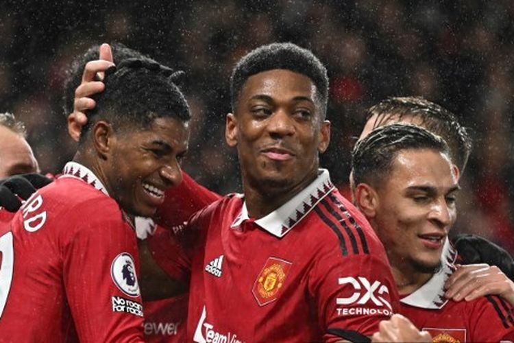 Penyerang Manchester United Marcus Rashford (kiri) merayakan golnya ke gawang Nottingham Forest pada laga pekan ke-17 Liga Inggris 2022-2023 di Stadion Old Trafford, Rabu (28/12/2022) dini hari WIB. Artikel ini berisi link live streaming Man United vs Everton di Piala FA 2022-2023.