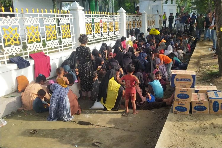135 warga Rohingya berada di kantor Gubernur Aceh, Banda Aceh, Senin (11/12/2023) 