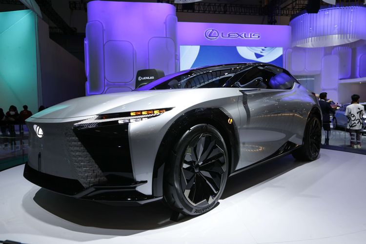 The Lexus LF-Z Electrified Concept dipamerkan di ajang Gaikindo Indonesia International Auto Show (GIIAS) 2022 di ICE BSD, Tangerang, Sabtu (13/8/2022). The Lexus LF-Z Electrified Concept yang membawa konsep ''Eco-Friendly'' lounge sebagai evolusi atas kendaraan listrik berpenumpang perseroan di masa mendatang.