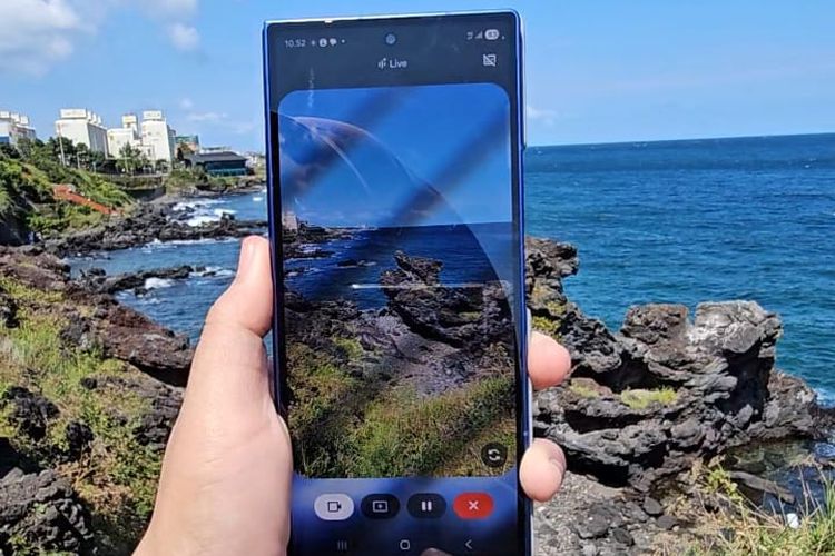Gemini AI di Samsung Galaxy Z Fold 7 bisa menjadi pemandu wisata saat liburan. Dengan fitur Gemini Live, pengguna bisa mendapa wawasan terkait lokasi yang dikunjungi dan rekomendasi spot   foto menarik.