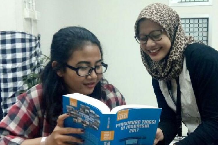 Sebagai referensi, buku Direktori 100 Perguruan Tinggi di Indonesia 2017 yang disusun oleh Litbang Kompas ini berbagi informasi mengenai alur seleksi masuk perguruan tinggi. 