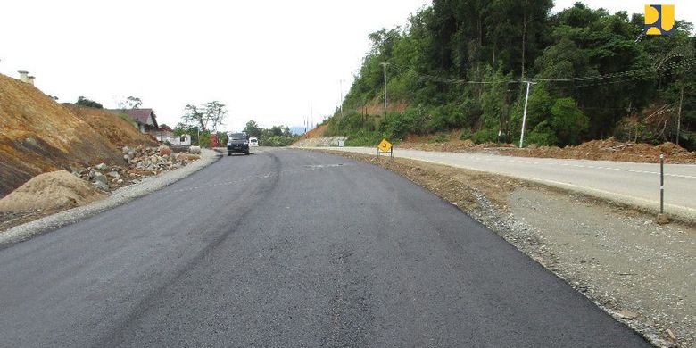 Pelebaran dan perbaikan jalan di wilayah perbatasan Entikong dengan Malaysia.