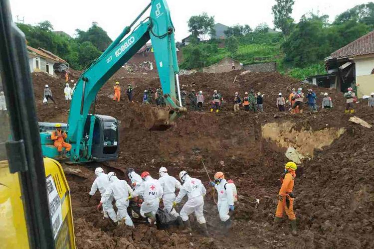 Tim SAR gabungan evakuasi korban tertimbun material longsor di Cimanggung, Sumedang, Jawa Barat, Minggu (17/1/2021). 