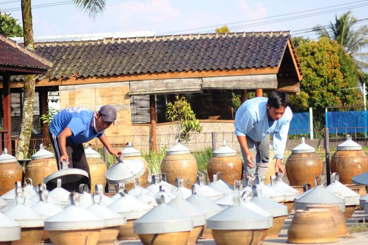 Mengintip Pembuatan Tauco Legendaris Cianjur, Ada Guci Berusia Ratusan ...