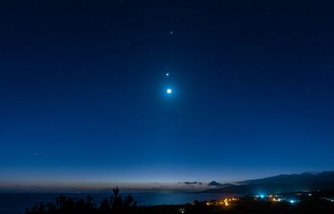 Ilustrasi fenomena langit planet sejajar, Venus, Jupiter dan Bulan. 
