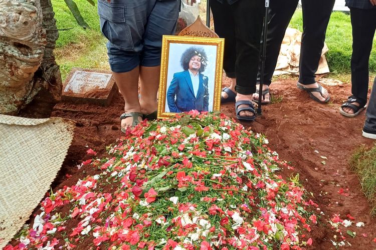 Makam komika Babe Cabita di TPBU Wakaf H. Gani, Cirendeu, Tangerang Selatan, Selasa (9/4/2024).