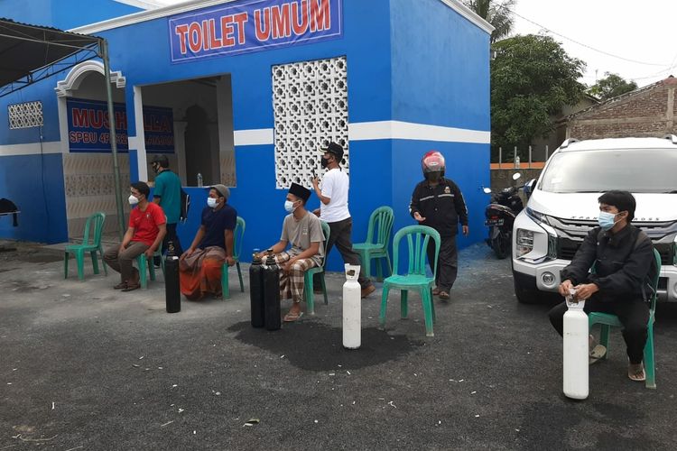 Warga mengtre isi ulang oksigen gratis di Pertashop Desa Planjan, Kecamatan Kesugihan, Kabupaten Cilacap, Jawa Tengah, Minggu (8/8/2021).