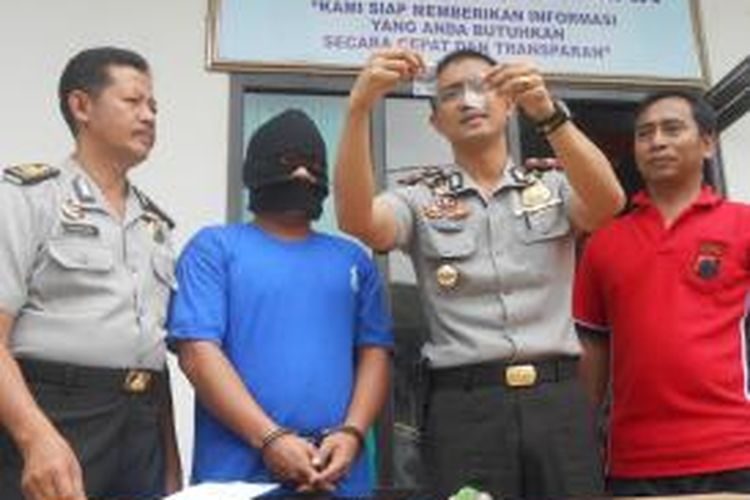 Wakil Kepala Polres Demak, Kompol Yani Permana, menunjukan barang bukti sabu, Jumat (27/2/2015) 