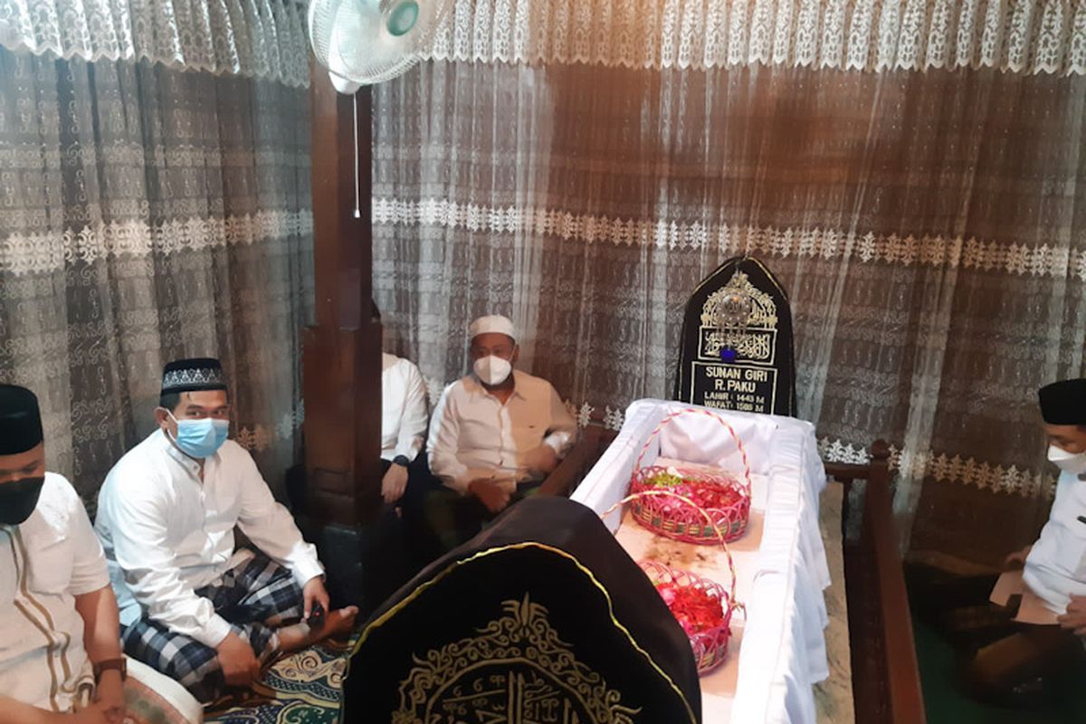Bupati Gresik Fandi Akhmad Yani (tengah) bersama jajaran Forkopimda Gresik, saat berziarah di makam Sunan Giri pada agenda malem selawe, Selasa (26/4/2022) malam.