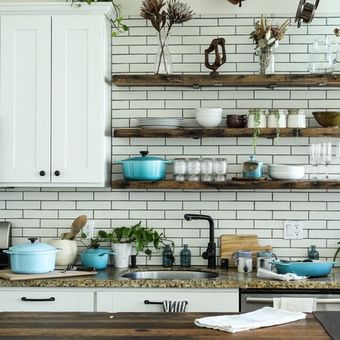 Untuk menciptakan desain dapur minimalis, usahakan ruangan didominasi rak terbuka alih-alih lemari.
