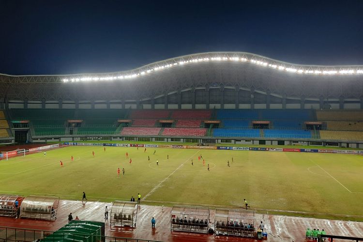 Suasana pertandingan final Piala AFF U19 2022 antara Malaysia vs Laos yang dihelat di Stadion Patriot Candrabhaga, Bekasi, Jawa Barat, pada Jumat (15/7/2022) malam WIB.