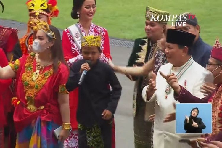 Menteri Pertahanan (Menhan) RI, Prabowo Subianto, tengah berjoget mengikuti lagu Ojo Dibandingke yang dinyanyikan penyanyi cilik asal Banyuwangi, Farel Praayoga, dalam Upacara Peringatan Detik-detik Proklamasi HUT ke-77 RI, Rabu (17/8/2022) di Istana Merdeka.
