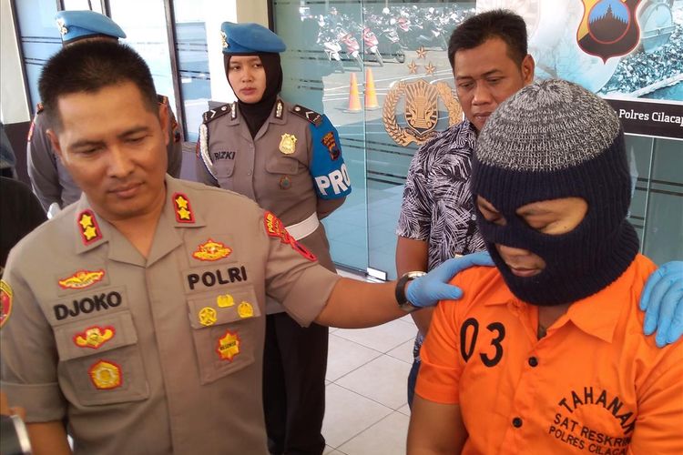 Kapolres Cilacap AKBP Djoko Julianto menginterogasi tersangka sodomi AG (38) saat ungkap kasus di Mapolres Cilacap, Jawa Tengah, Kamis (15/8/2019).