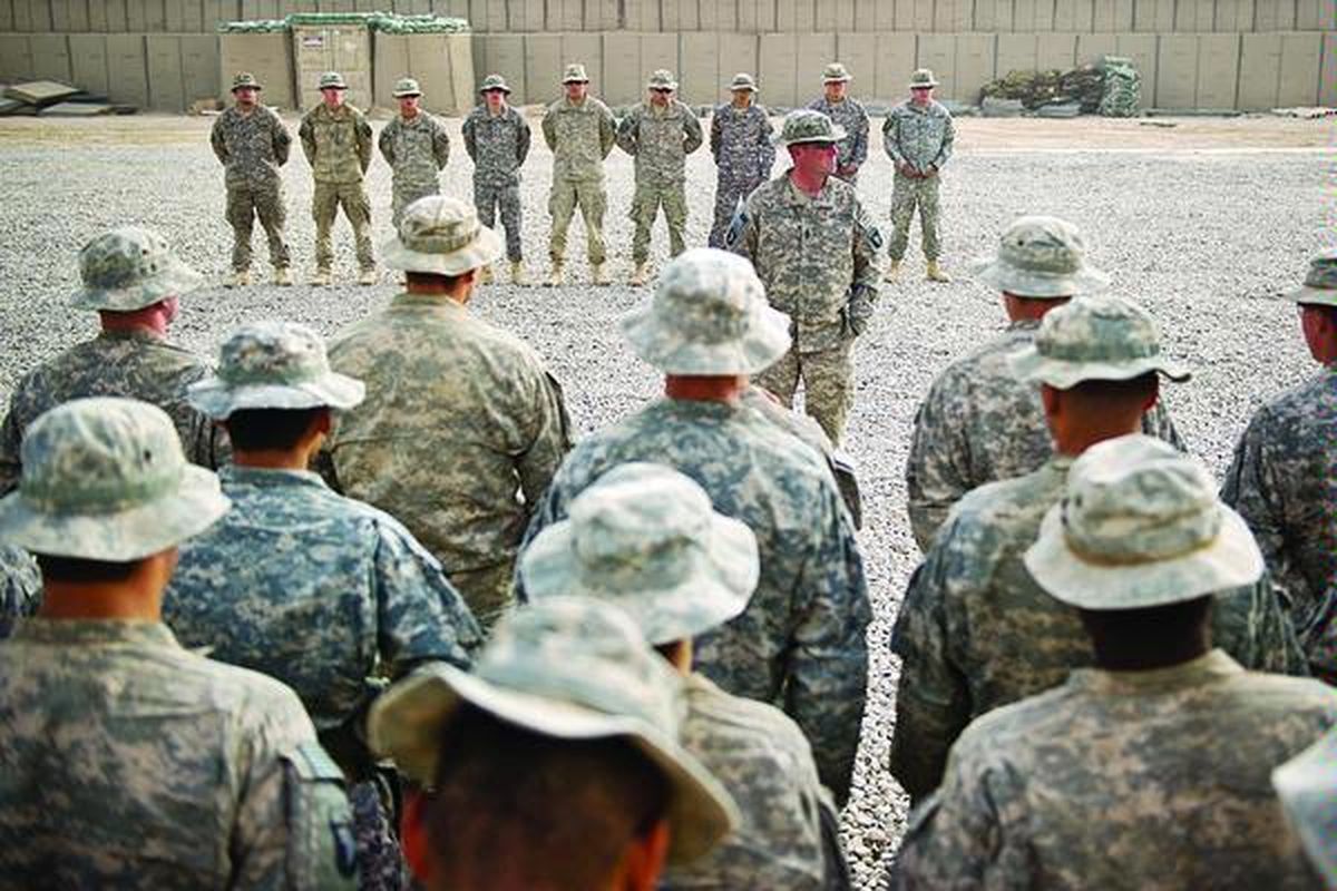 Joseph Harbour dari Camdenton, Missouri, AS, berpangkat Sersan Satu, memberi instruksi kepada rekannya dalam sebuah acara di kamp Ahmed Khan di Distrik Zari, Kandahar, Afganistan, 5 Desember lalu. Sekitar 100.000 tentara AS berjuang di Afganistan untuk mengikis anasir Al Qaeda yang sulit ditaklukkan.