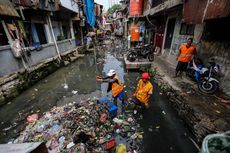 Kisah Rifki yang Kewalahan Tangani Sampah Warga Jati Bunder 