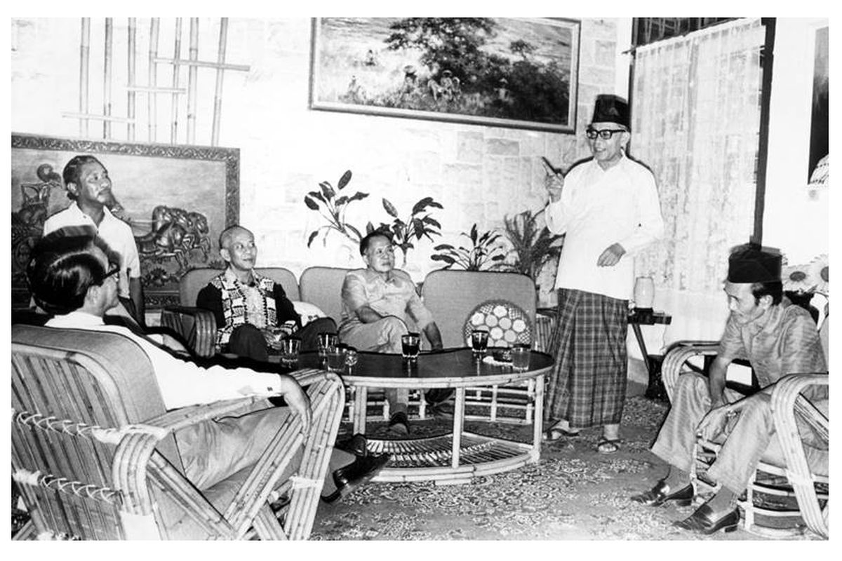 Bung Hatta (berdiri) ketika menjelaskan lagi pendapatnya tentang saat-saat menjelang Proklamasi Kemerdekaan di rumah bekas penculiknya, Singgih (baju batik hitam). Tampak dari kiri kekanan: GPH Djatikusumo, D. Matullesy SH, Singgih, Mayjen (Purn) Sungkono, Bung Hatta, dan bekas tamtama PETA Hamdhani, yang membantu Singgih dalam penculikan Soekarno Hatta ke Rengasdengklok. 