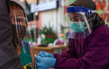 Petugas kesehatan dari Puskesmas Kecamatan Tebet menyuntikan vaksin Measles Rubella (MR) kepada pelajar SDN Tebet Timur 15 di Kelurahan Tebet Timur, Jakarta Selatan, Kamis (27/8/2020). Imunisasi atau pemberian vaksin itu merupakan bagian dari rangkaian kegiatan di Bulan Imunisasi Anak Sekolah (BIAS) tahun 2020 dan pemeriksaan kesehatan menyeluruh kepada murid sekolah dasar di wilayah DKI Jakarta.