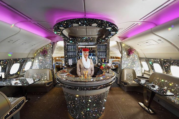 Bar kelas satu yang ada di dalam pesawat Emirates yang dilapisi sebanyak 500.000 kristal yang berkilauan.