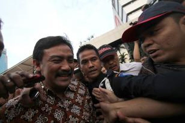 Mantan Menpora Andi Mallarangeng usai hari ini diperiksa oleh Komisi Pemberantasan Korupsi selama 8 jam, di Kantor KPK, Jakarta, Jumat (11/1/2013). Andi diperiksa sebagai saksi bagi tersangka Dedi Kusdinar, dalam kasus dugaan korupsi proyek Hambalang. 