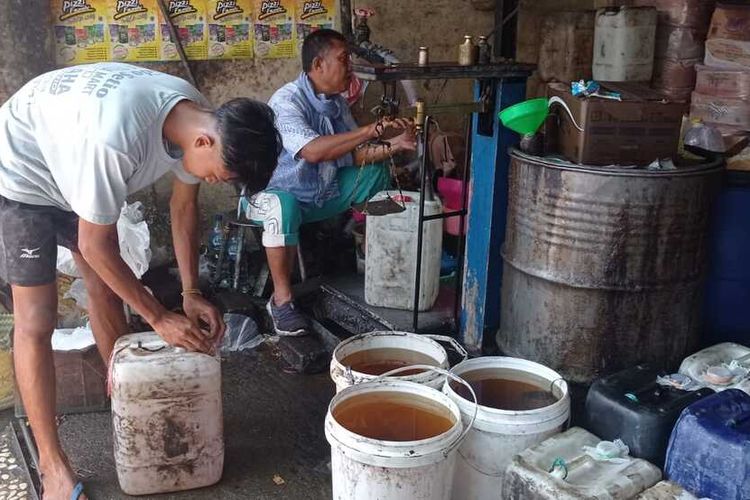 Persediaan minyak gireng curah di Magetan melimpah, warga bisa membeli 1 liter minyak goreng curah seharga Rp 13.500.