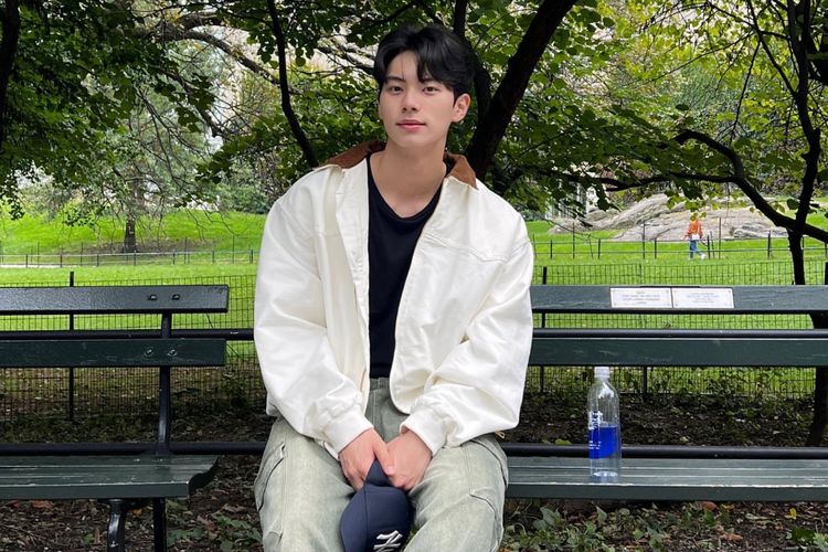 Lee Chae Min tampil stylish di luar layar. Intip 8 gaya kasual dan elegan pemeran Bon Appétit, Your Majesty yang bisa jadi inspirasi hangout.