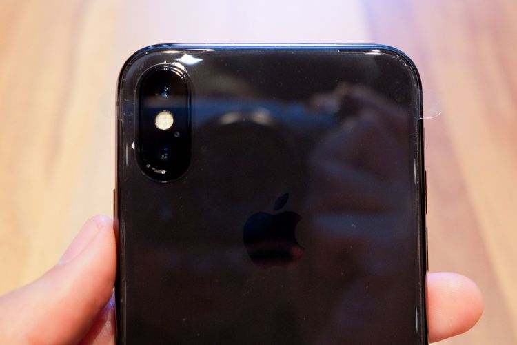 Kamera ganda di casing belakang iPhone X disusun dalam posisi vertikal