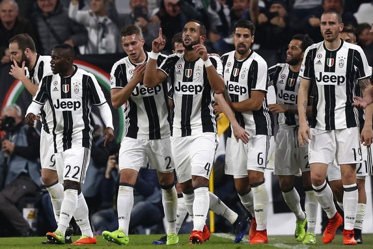 Bek Juventus asal Maroko, Medhi Amine Benatia (tengah), melakukan selebrasi bersama rekan-rekannya setelah mencetak gol ke gawang AC Milan dalam pertandingan Serie A di Juventus Stadium, Turin, Jumat (10/3/2017).

