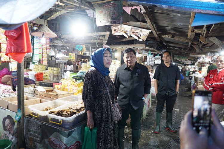 Menjelang bulan suci Ramadhan 2025, pemerintah terus berupaya memastikan kestabilan harga kebutuhan pokok di pasaran, Ketua Badan Akuntabilitas Keuangan Negara (BAKN) sekaligus Anggota Komisi XI DPR RI, Ir. Andreas Eddy Susetyo, M.M., saat turun langsung ke Pasar Induk Gadang, Kota Malang, pada Jumat (28/2/2025) pagi.