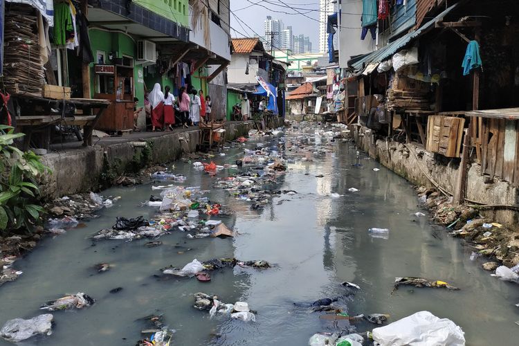 Kali Krukut yang terletak di Kelurahan Kebon Kacang, Kecamatan Tanah Abang, Jakarta Pusat penuh dengan sampah. Air kali berwarna hitam dan ketinggiannya pun cukup dangkal. (17/6/2019)
