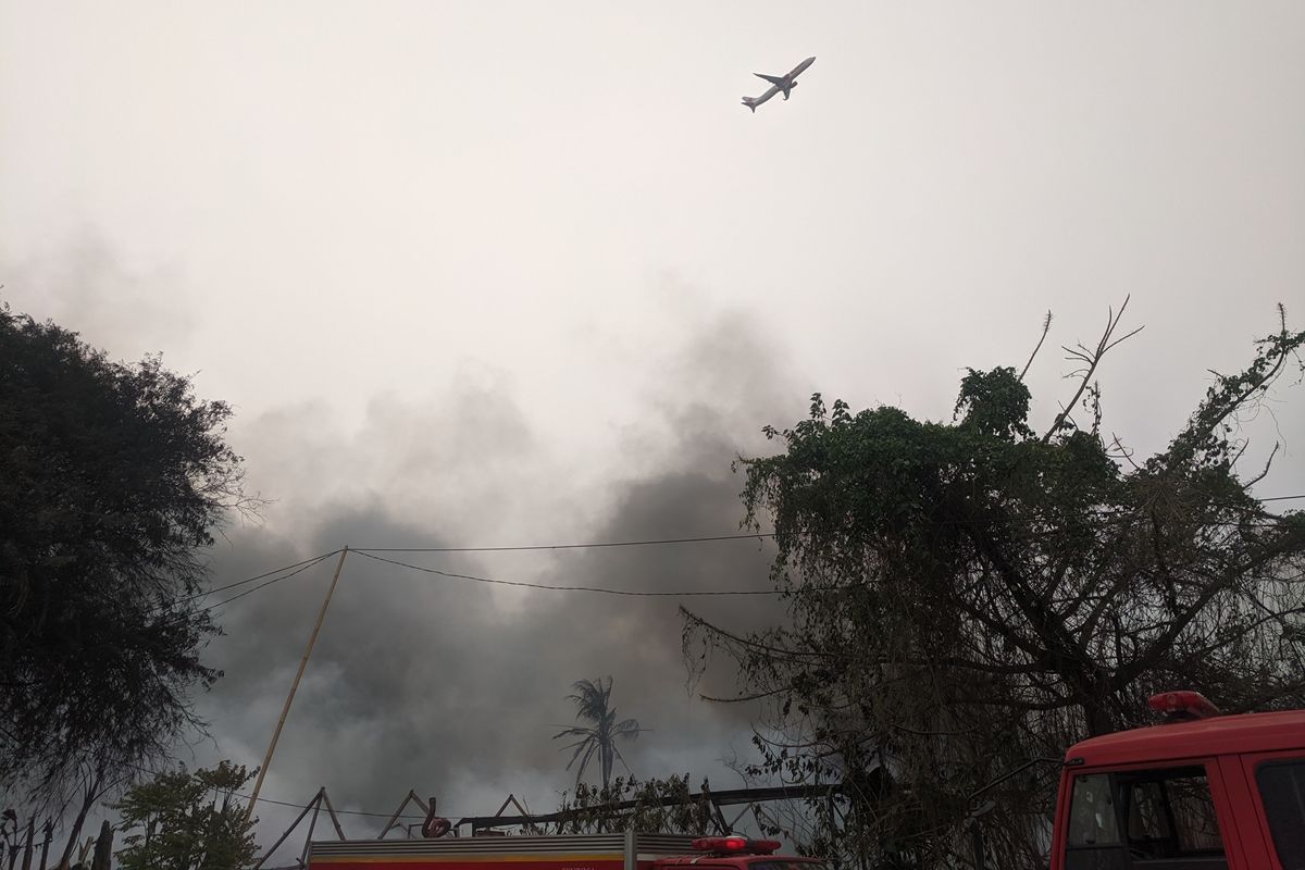 Pesawat take off dengan lancar dari Bandara Soekarno-Hatta, Tangerang, Banten, Selasa (24/9/2019), meski di bawahnya terdapat asap tebal dari kebakaran limbah plastik.