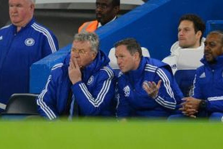 Manajer Guus Hiddink tengah berdiskusi dengan asistennya, Steve Holland, saat Chelsea menjamu Watford, Sabtu (26/12/2015). 