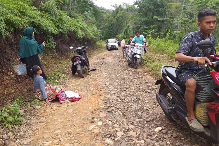 Sari (28) melahirkan di jalan saat dalam perjalanan ke Puskesmas Cirinten di Kabupaten Lebak, Banten, Senin (9/3/2020)