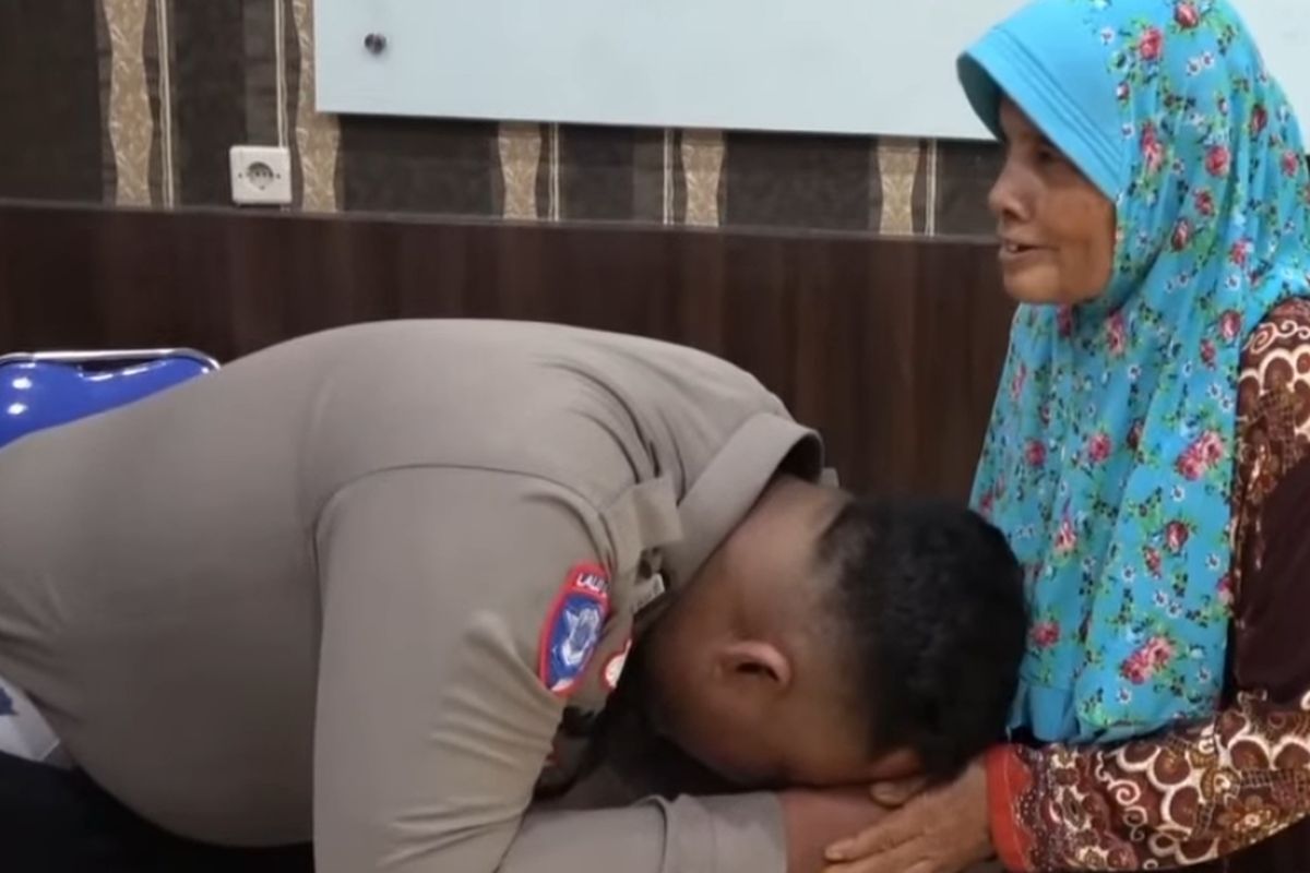  Potongan gambar Bripka J bersimpuh meminta maaf kepada Nurhayati, Ibu dari ODGJ bernama Evi yang ia tendang kepalanya. Bripka J menendang Evi lantaran kesal motornya tiba tiba dibakar Evi.  K