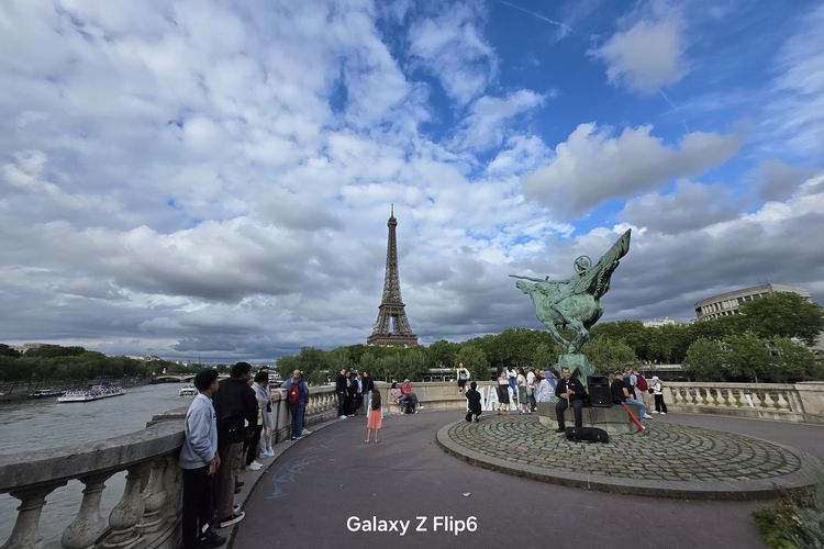 Penampakan Menara Eiffel dari area jembatan Bir-Heikem dijepret dengan kamera ultrawide 12 MP Samsung Z Flip 6.