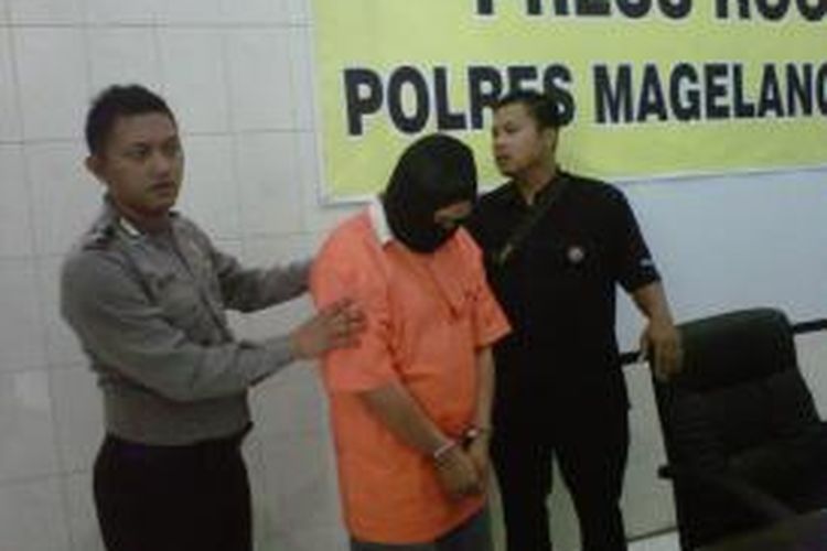 Yudi Sanjaya (tengah) dibekuk aparat Polres Magelang Kota karena diduga telah membunuh ibu kandungnya sendiri, Selasa (13/10/2015).