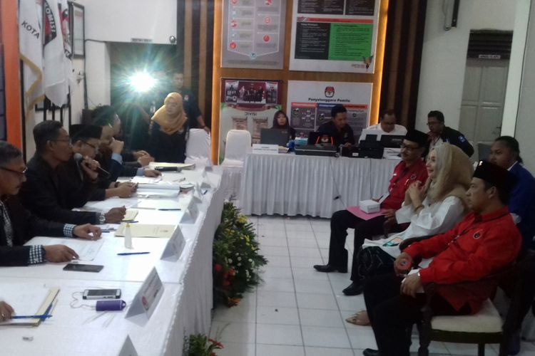 Pasangan calon Pilkada Kota Malang, Yaqud Ananda Gudban-Ahmad Wanedi saat mendaftar ke KPU Kota Malang, Rabu (10/1/2018).