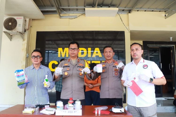 Wakapolres Lampung Timur, Kompol Sugandhi (kedua dari kiri) menunjukkan barang bukti yang disita dari industri rumahan pembuatan narkoba, Kamis (21/3/2024). Pelaku mengaku belajar sendiri dari medsos.