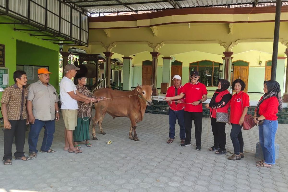 DPC PDIP di 38 kabupaten dan kota se-Jawa Timur (Jatim) menyalurkan hewan kurban, baik sapi maupun kambing, di masing-masing wilayahnya.