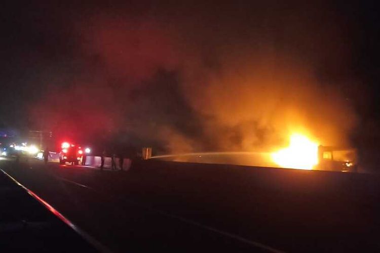 3 Fakta Truk BBM Terbakar di Tol Ngawi, Terdengar Ledakan Beberapa Kali
