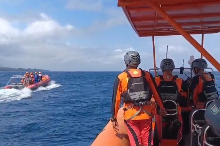 Personel Basarnas Bali melakukan penyisiran untuk mencari penumpang KMP Tunu Pratama Jaya yang tenggelam di Selat Bali, Kamis (3/7/2025).