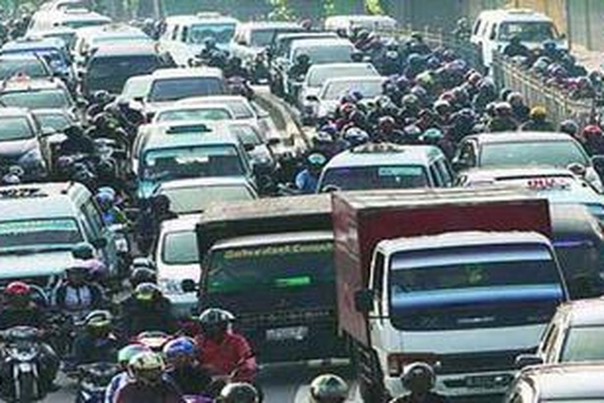 Kemacetan di Surabaya semakin memprihatinkan.