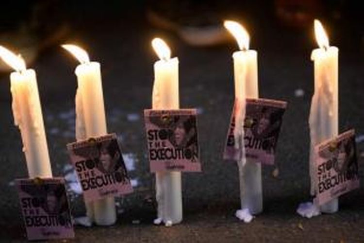 Lilin dan foto Mary Jane Veloso, warga Filipina terpidana mati kasus narkoba yang akan dieksekusi di Indonesia, dibawa dalam aksi di depan Kantor Kedutaan Besar Indonesia di Manila, 27 April 2015.