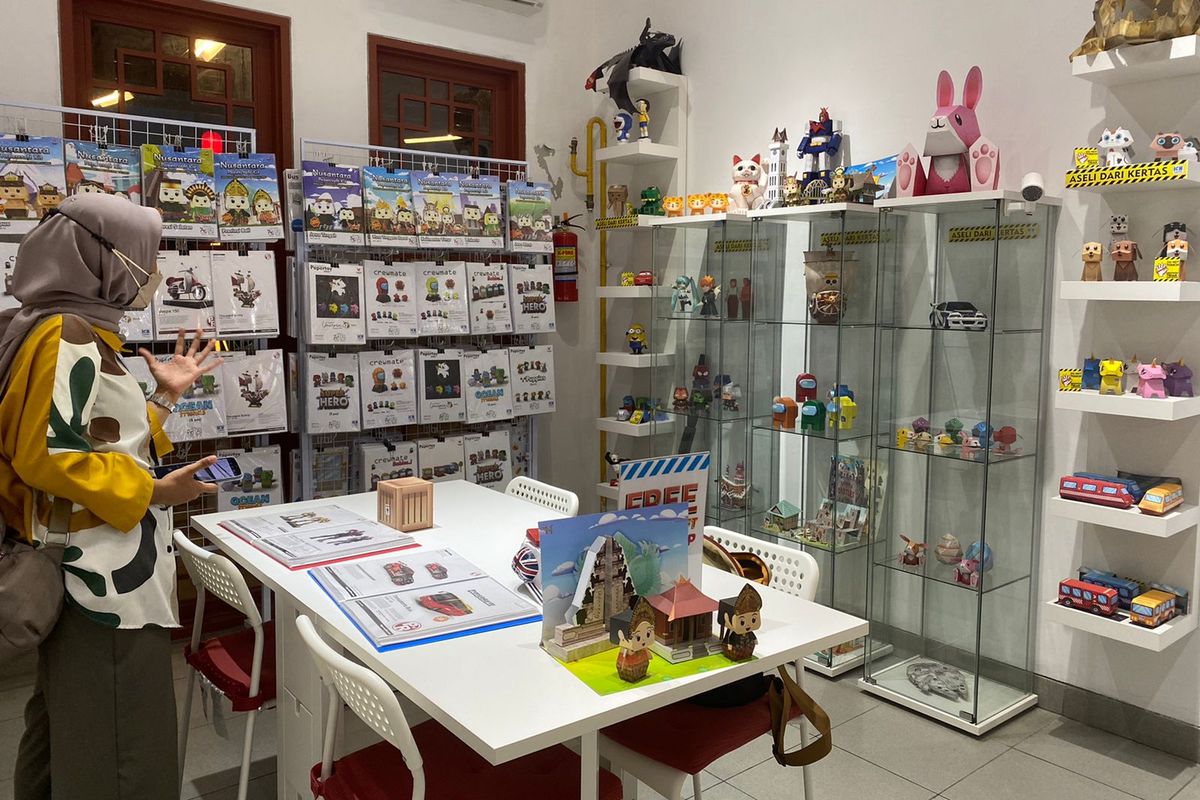 Ichinogami yaitu tenant yang menjual produk action figure dari papercraft, ada di Old Shanghai Jakarta. 