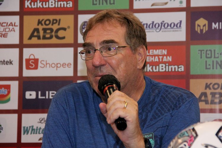 Pelatih Persib Robert Rene Alberts dalam sesi konferensi pers jelang pertandingan perempat final Piala Presiden 2022 di Graha Persib, Kamis (30/6/2022).